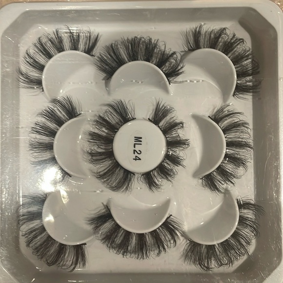 🛍️🛍️HOST PICK🛍️🛍️ 20 pairs of fake eyelashes NIB - Picture 2 of 3